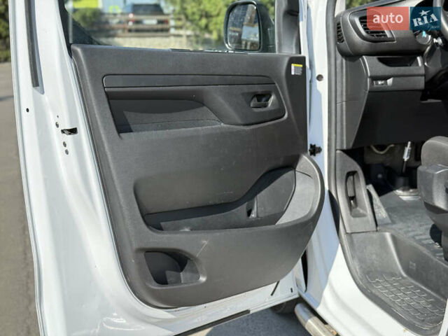Белый Опель Vivaro-e, объемом двигателя 0 л и пробегом 17 тыс. км за 23900 $, фото 18 на Automoto.ua