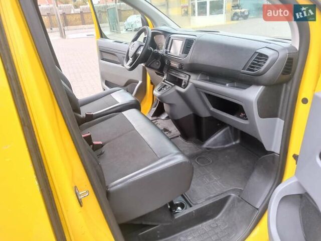 Желтый Опель Vivaro-e, объемом двигателя 0 л и пробегом 104 тыс. км за 15800 $, фото 44 на Automoto.ua