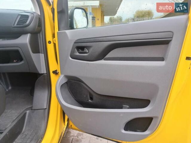 Желтый Опель Vivaro-e, объемом двигателя 0 л и пробегом 104 тыс. км за 15800 $, фото 45 на Automoto.ua