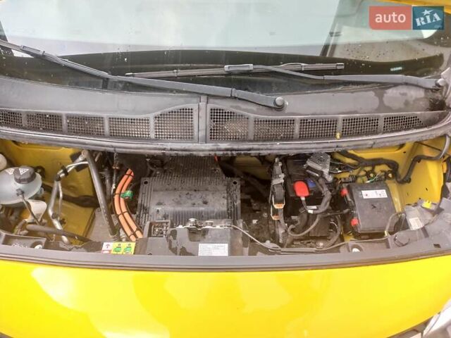Желтый Опель Vivaro-e, объемом двигателя 0 л и пробегом 104 тыс. км за 15800 $, фото 68 на Automoto.ua