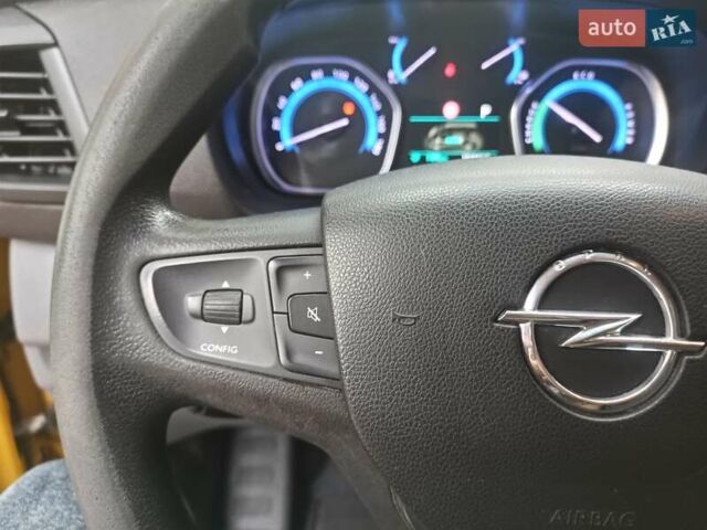 Желтый Опель Vivaro-e, объемом двигателя 0 л и пробегом 104 тыс. км за 15800 $, фото 65 на Automoto.ua