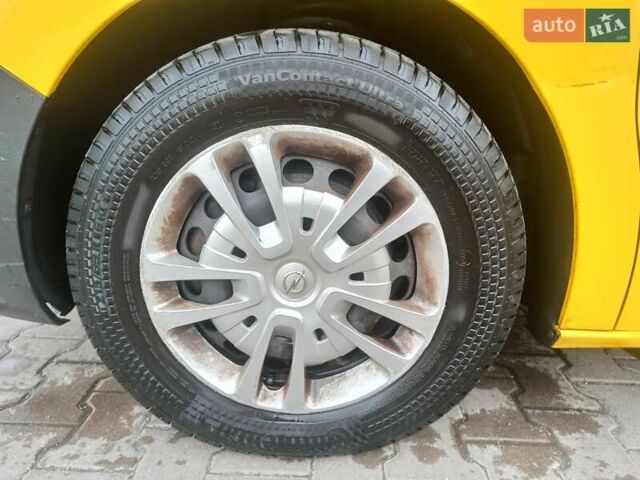 Желтый Опель Vivaro-e, объемом двигателя 0 л и пробегом 104 тыс. км за 15800 $, фото 36 на Automoto.ua