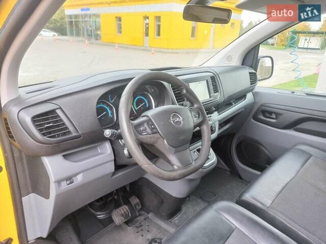 Желтый Опель Vivaro-e, объемом двигателя 0 л и пробегом 104 тыс. км за 15800 $, фото 41 на Automoto.ua