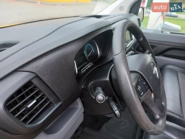 Желтый Опель Vivaro-e, объемом двигателя 0 л и пробегом 104 тыс. км за 15800 $, фото 43 на Automoto.ua