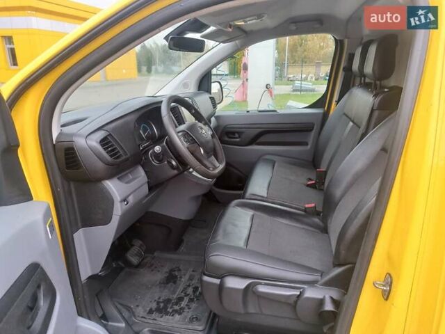 Желтый Опель Vivaro-e, объемом двигателя 0 л и пробегом 104 тыс. км за 15800 $, фото 40 на Automoto.ua