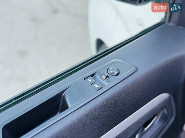 Белый Опель Zafira Life, объемом двигателя 0 л и пробегом 21 тыс. км за 23200 $, фото 24 на Automoto.ua