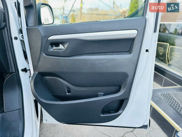 Белый Опель Zafira Life, объемом двигателя 0 л и пробегом 21 тыс. км за 23200 $, фото 23 на Automoto.ua