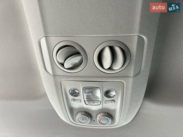Белый Опель Zafira Life, объемом двигателя 0 л и пробегом 45 тыс. км за 28800 $, фото 37 на Automoto.ua