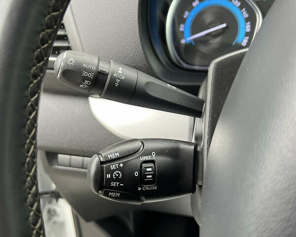Белый Опель Zafira Life, объемом двигателя 0 л и пробегом 45 тыс. км за 28800 $, фото 32 на Automoto.ua