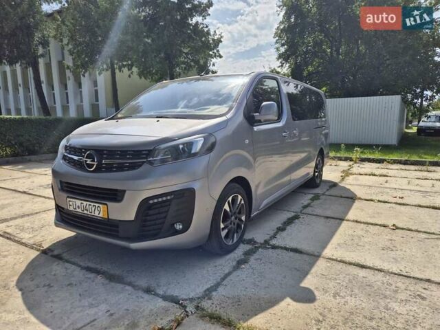 Серый Опель Zafira Life, объемом двигателя 2 л и пробегом 200 тыс. км за 25999 $, фото 2 на Automoto.ua