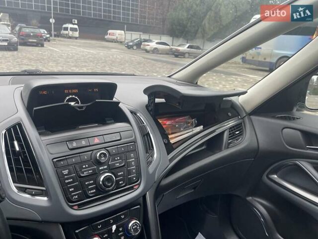 Белый Опель Zafira Tourer, объемом двигателя 2 л и пробегом 187 тыс. км за 9450 $, фото 97 на Automoto.ua