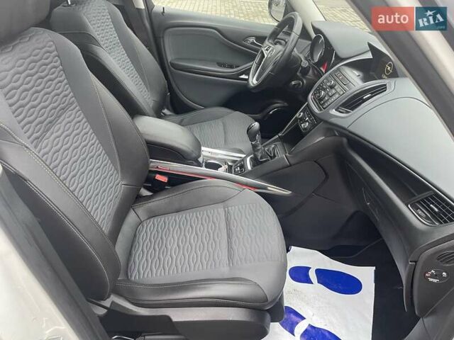 Белый Опель Zafira Tourer, объемом двигателя 2 л и пробегом 187 тыс. км за 9450 $, фото 51 на Automoto.ua