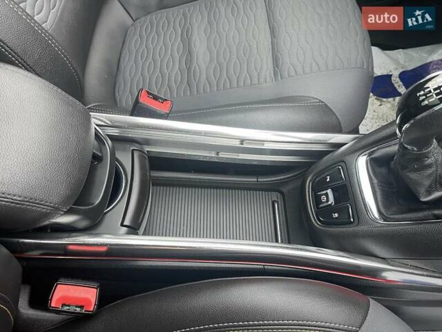 Белый Опель Zafira Tourer, объемом двигателя 2 л и пробегом 187 тыс. км за 9450 $, фото 67 на Automoto.ua