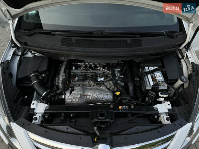 Белый Опель Zafira Tourer, объемом двигателя 2 л и пробегом 281 тыс. км за 8700 $, фото 26 на Automoto.ua