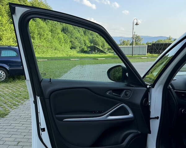 Белый Опель Zafira Tourer, объемом двигателя 2 л и пробегом 281 тыс. км за 8700 $, фото 9 на Automoto.ua