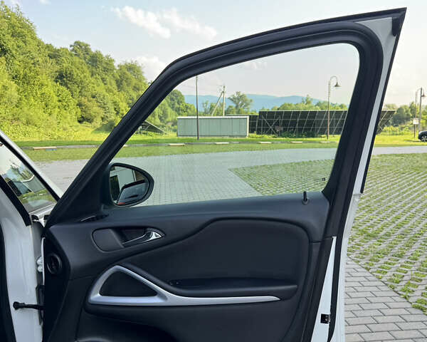 Белый Опель Zafira Tourer, объемом двигателя 2 л и пробегом 281 тыс. км за 8700 $, фото 8 на Automoto.ua