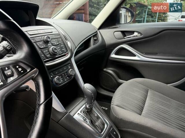 Белый Опель Zafira Tourer, объемом двигателя 2 л и пробегом 263 тыс. км за 9399 $, фото 63 на Automoto.ua