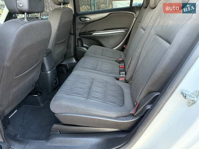 Белый Опель Zafira Tourer, объемом двигателя 2 л и пробегом 263 тыс. км за 9399 $, фото 53 на Automoto.ua