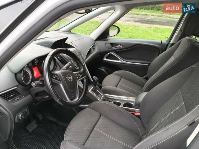 Белый Опель Zafira Tourer, объемом двигателя 2 л и пробегом 264 тыс. км за 10900 $, фото 2 на Automoto.ua