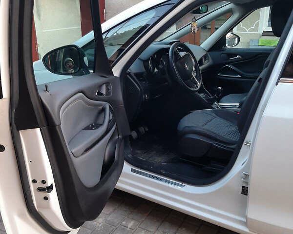 Белый Опель Zafira Tourer, объемом двигателя 1.6 л и пробегом 221 тыс. км за 10500 $, фото 4 на Automoto.ua