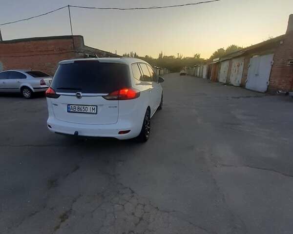 Белый Опель Zafira Tourer, объемом двигателя 1.6 л и пробегом 174 тыс. км за 11000 $, фото 1 на Automoto.ua
