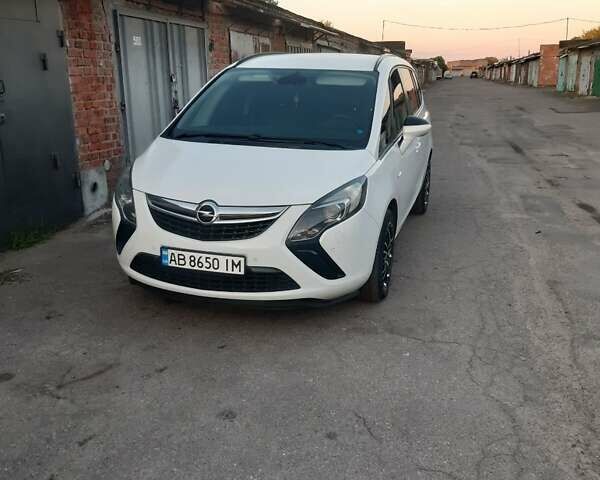 Белый Опель Zafira Tourer, объемом двигателя 1.6 л и пробегом 174 тыс. км за 11000 $, фото 2 на Automoto.ua