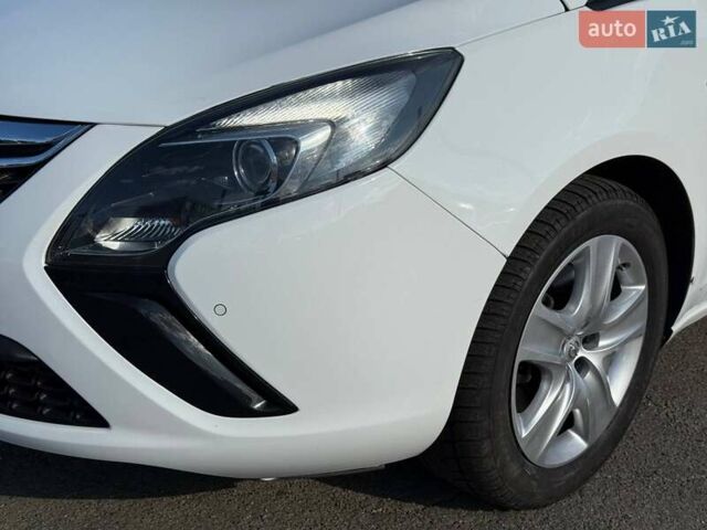 Белый Опель Zafira Tourer, объемом двигателя 1.96 л и пробегом 275 тыс. км за 8190 $, фото 4 на Automoto.ua