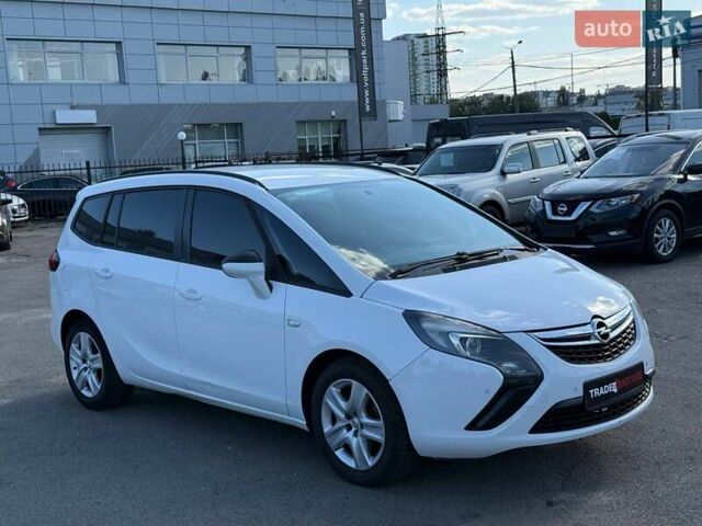 Белый Опель Zafira Tourer, объемом двигателя 1.96 л и пробегом 275 тыс. км за 8190 $, фото 1 на Automoto.ua