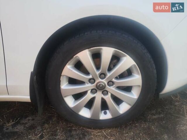 Белый Опель Zafira Tourer, объемом двигателя 1.6 л и пробегом 213 тыс. км за 10799 $, фото 22 на Automoto.ua