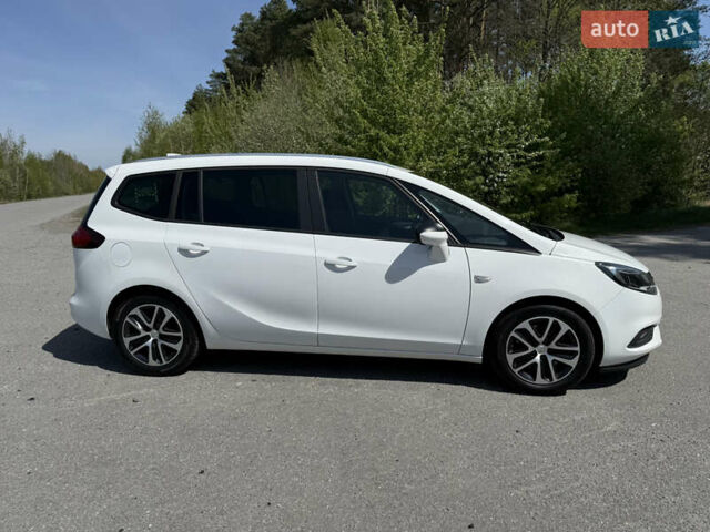 Белый Опель Zafira Tourer, объемом двигателя 2 л и пробегом 229 тыс. км за 13300 $, фото 4 на Automoto.ua