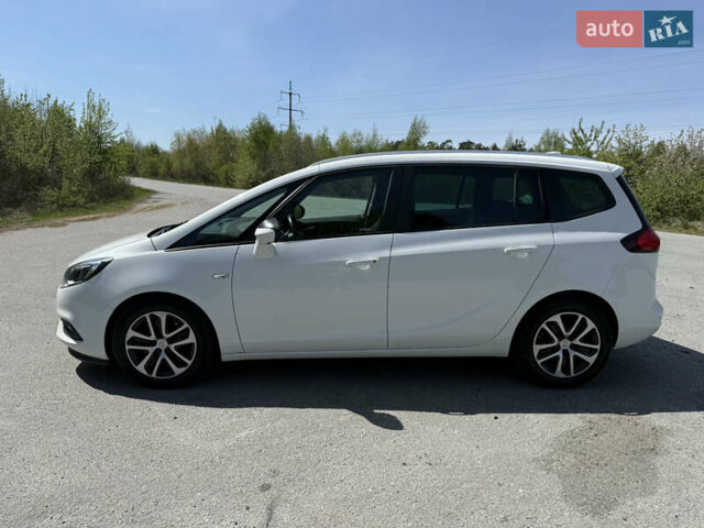 Белый Опель Zafira Tourer, объемом двигателя 2 л и пробегом 229 тыс. км за 13300 $, фото 3 на Automoto.ua