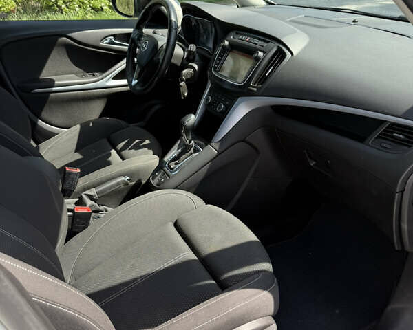 Белый Опель Zafira Tourer, объемом двигателя 2 л и пробегом 229 тыс. км за 13300 $, фото 17 на Automoto.ua