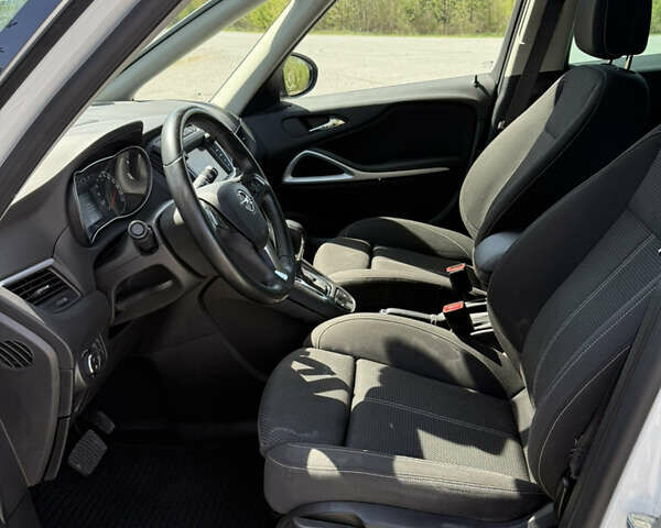 Белый Опель Zafira Tourer, объемом двигателя 2 л и пробегом 229 тыс. км за 13300 $, фото 9 на Automoto.ua