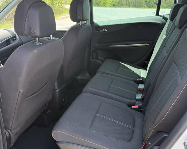 Белый Опель Zafira Tourer, объемом двигателя 2 л и пробегом 229 тыс. км за 13300 $, фото 11 на Automoto.ua