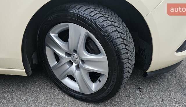 Бежевый Опель Zafira Tourer, объемом двигателя 2 л и пробегом 280 тыс. км за 12500 $, фото 7 на Automoto.ua