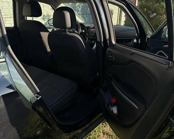 Черный Опель Zafira Tourer, объемом двигателя 1.6 л и пробегом 213 тыс. км за 9500 $, фото 19 на Automoto.ua