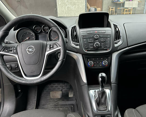 Черный Опель Zafira Tourer, объемом двигателя 2 л и пробегом 235 тыс. км за 9700 $, фото 7 на Automoto.ua
