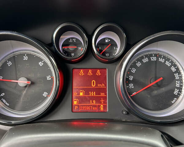 Черный Опель Zafira Tourer, объемом двигателя 2 л и пробегом 235 тыс. км за 9700 $, фото 10 на Automoto.ua