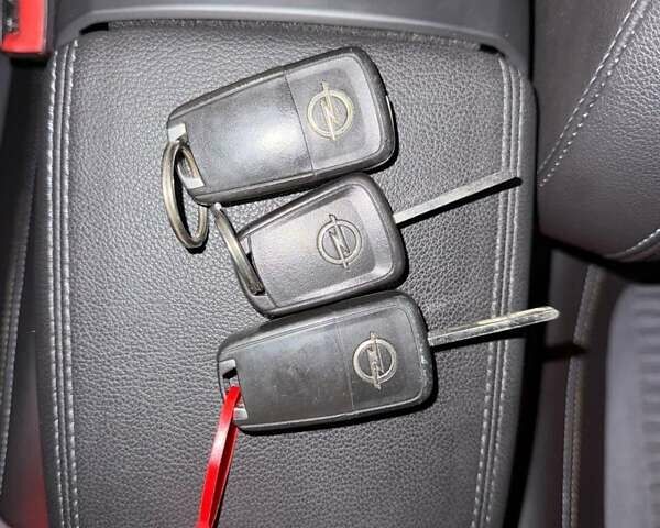 Чорний Опель Zafira Tourer, об'ємом двигуна 1.6 л та пробігом 192 тис. км за 12900 $, фото 1 на Automoto.ua