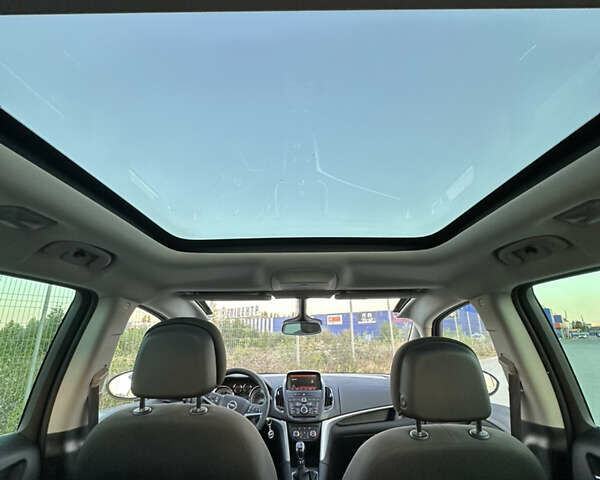 Черный Опель Zafira Tourer, объемом двигателя 1.6 л и пробегом 204 тыс. км за 11200 $, фото 10 на Automoto.ua