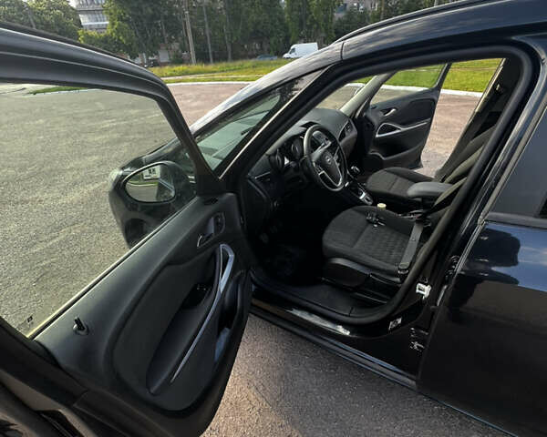 Черный Опель Zafira Tourer, объемом двигателя 2 л и пробегом 227 тыс. км за 8900 $, фото 15 на Automoto.ua