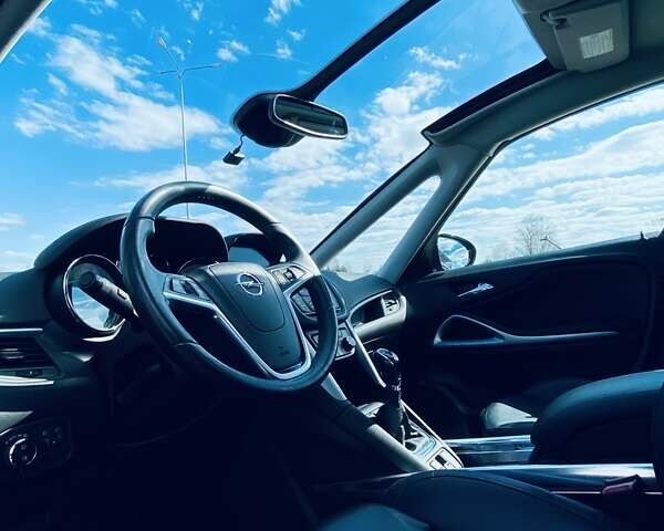 Черный Опель Zafira Tourer, объемом двигателя 1.6 л и пробегом 212 тыс. км за 11000 $, фото 6 на Automoto.ua