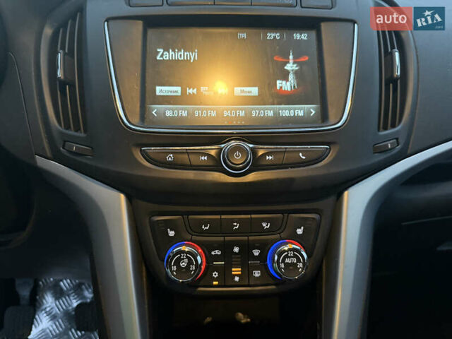 Черный Опель Zafira Tourer, объемом двигателя 1.6 л и пробегом 220 тыс. км за 12750 $, фото 10 на Automoto.ua