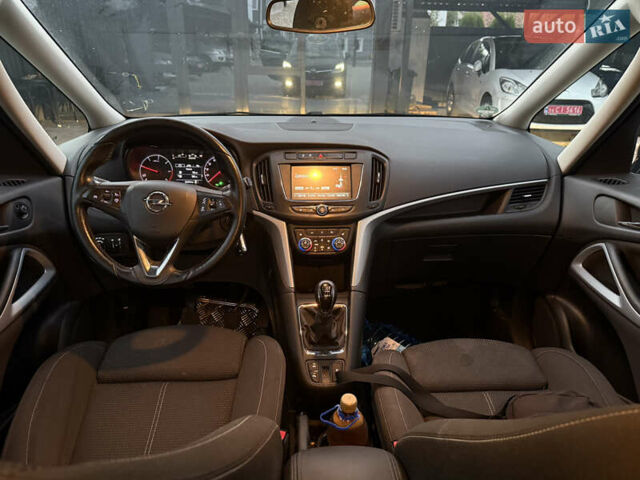 Черный Опель Zafira Tourer, объемом двигателя 1.6 л и пробегом 220 тыс. км за 12750 $, фото 7 на Automoto.ua