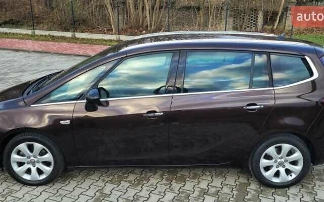Фиолетовый Опель Zafira Tourer, объемом двигателя 2 л и пробегом 136 тыс. км за 8000 $, фото 4 на Automoto.ua