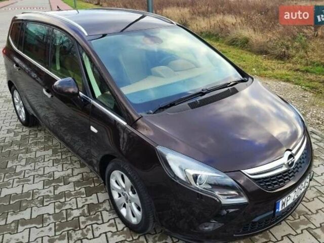 Фиолетовый Опель Zafira Tourer, объемом двигателя 2 л и пробегом 136 тыс. км за 8000 $, фото 1 на Automoto.ua