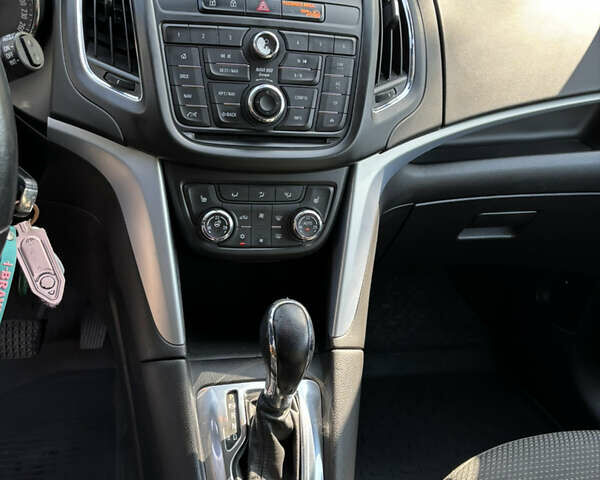 Коричневый Опель Zafira Tourer, объемом двигателя 2 л и пробегом 212 тыс. км за 10800 $, фото 5 на Automoto.ua