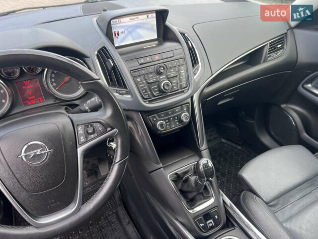 Красный Опель Zafira Tourer, объемом двигателя 2 л и пробегом 199 тыс. км за 10490 $, фото 20 на Automoto.ua