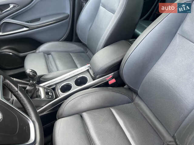 Красный Опель Zafira Tourer, объемом двигателя 2 л и пробегом 199 тыс. км за 10490 $, фото 25 на Automoto.ua