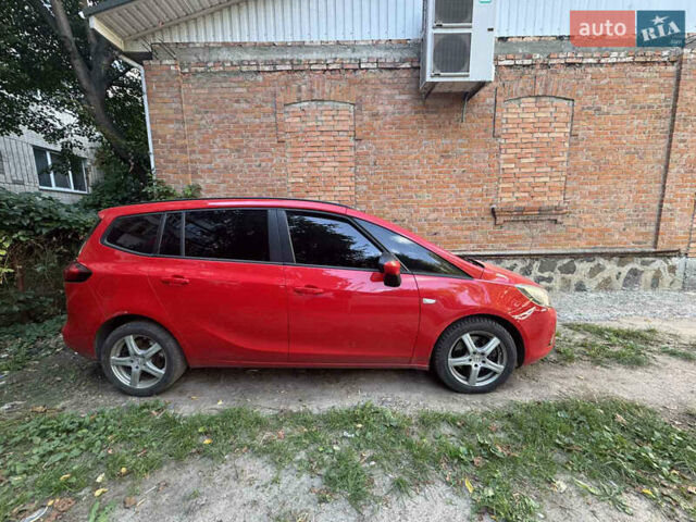 Красный Опель Zafira Tourer, объемом двигателя 2 л и пробегом 220 тыс. км за 10500 $, фото 1 на Automoto.ua